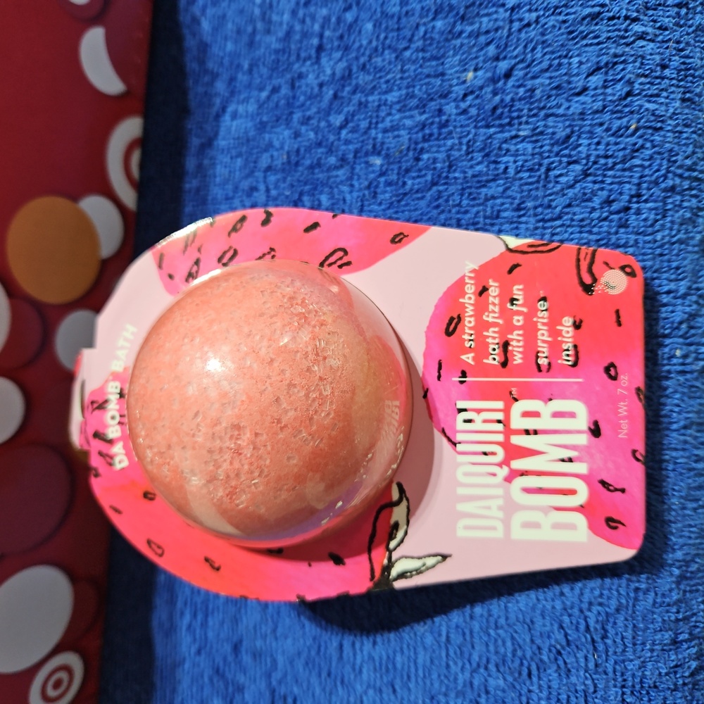 Daiquiri bath bomb strawberr fizzer with surprise inside